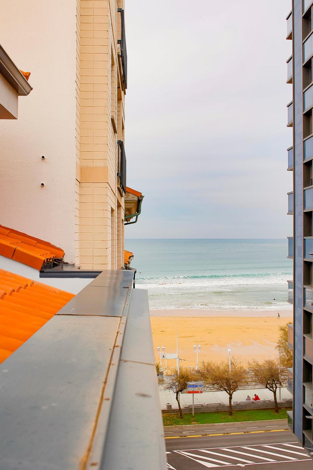 Atico Con Terraza En Playa De San Lorenzo Gijón Eksteriør bilde